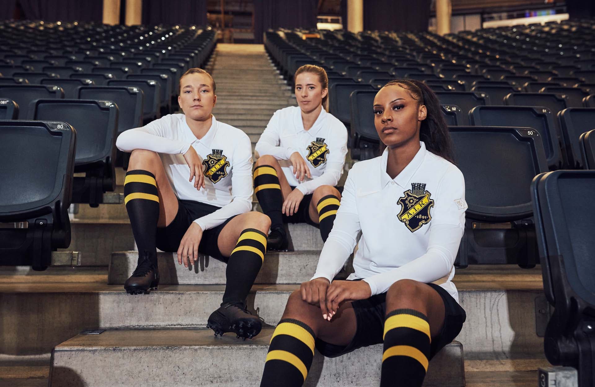 Tre spelare fotas i vita cuptröjan 2020