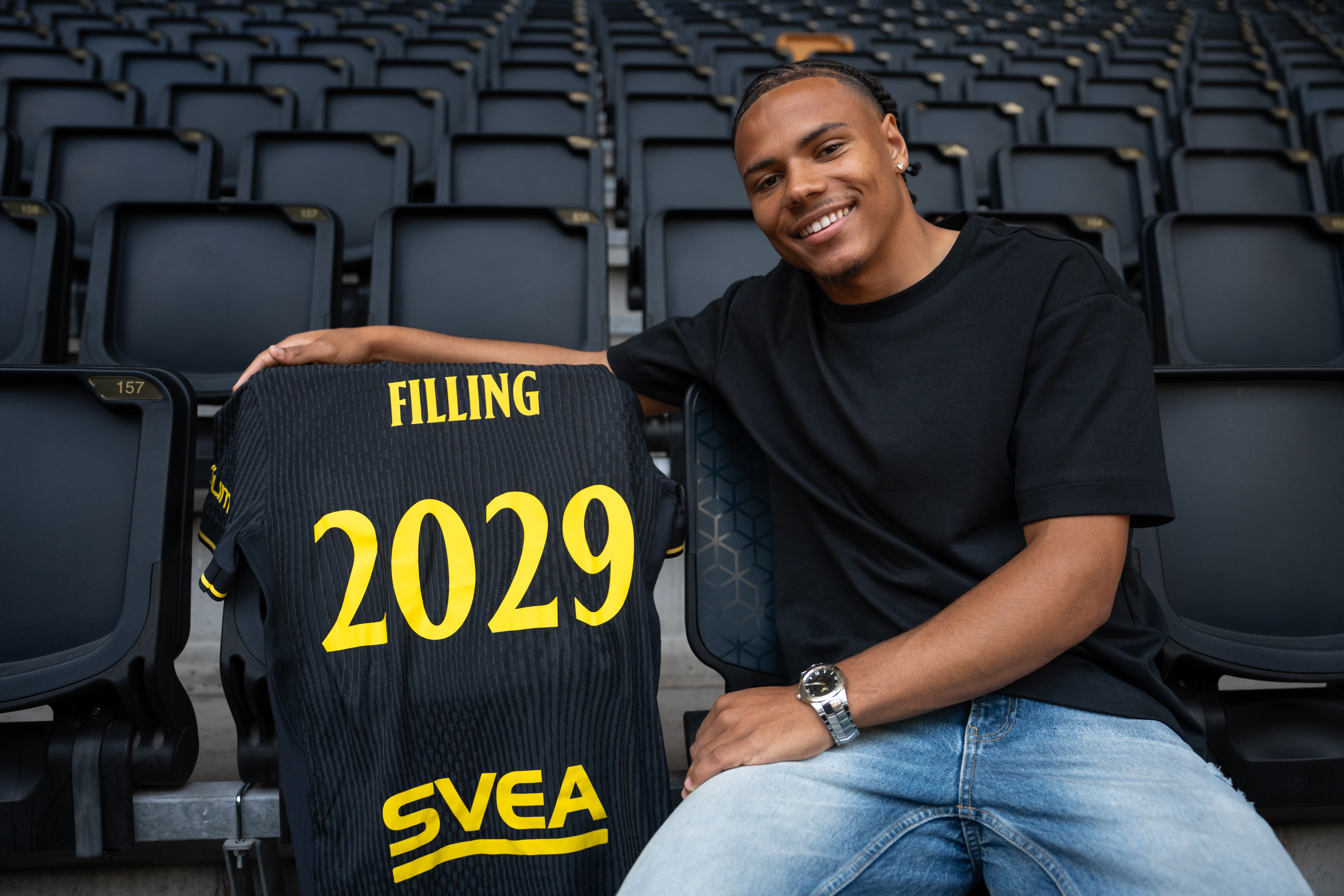 Kevin Filling poserar med en AIK-tröja som har trycket "Filling 2029" på ryggen
