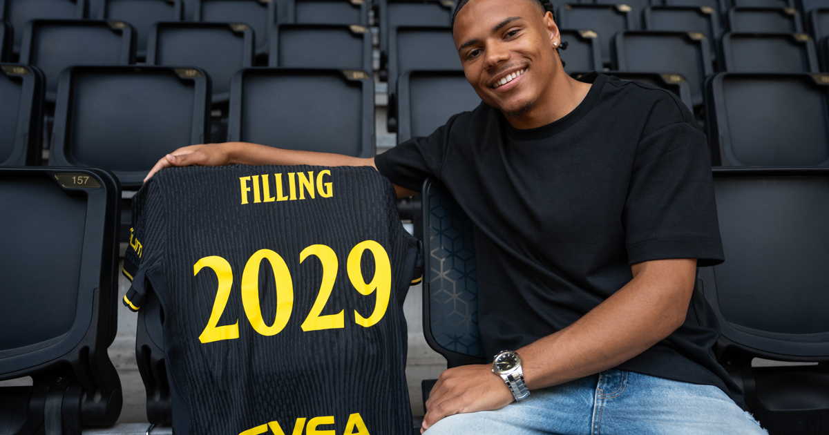 Photo: aikfotboll.se Kevin Filling poserar med en AIK-tröja som har trycket "Filling 2029" på ryggen